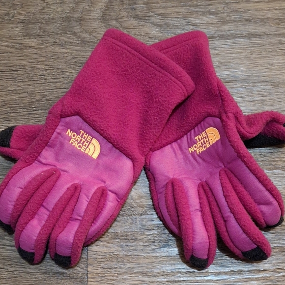 The North Face Women's Denali Etip Gloves. - Picture 2 of 15
